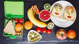 фрукты, орехи и бутерброды для школьного завтрака