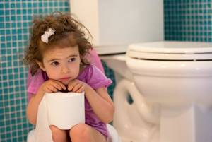 Грустная девочка держит туалетную бумагу