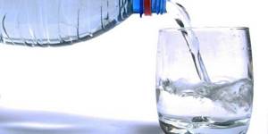 Наливание воды из бутылки в стакан
